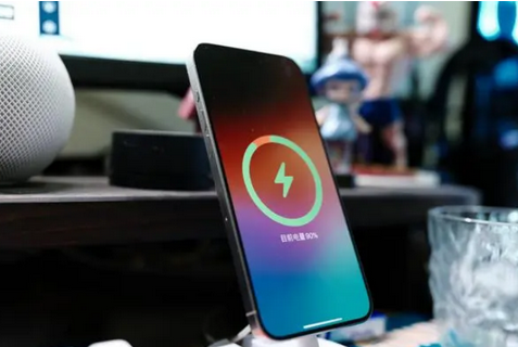 永顺苹果15换屏服务分享用什么充电器给iPhone15充电更好 